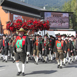 2009 in Innsbruck: Freiheitskämpfer Luis Larch begleitet die Dornenkrone. Vorne der Burggräfler Bezirksmajor Helmut Gaidaldi.