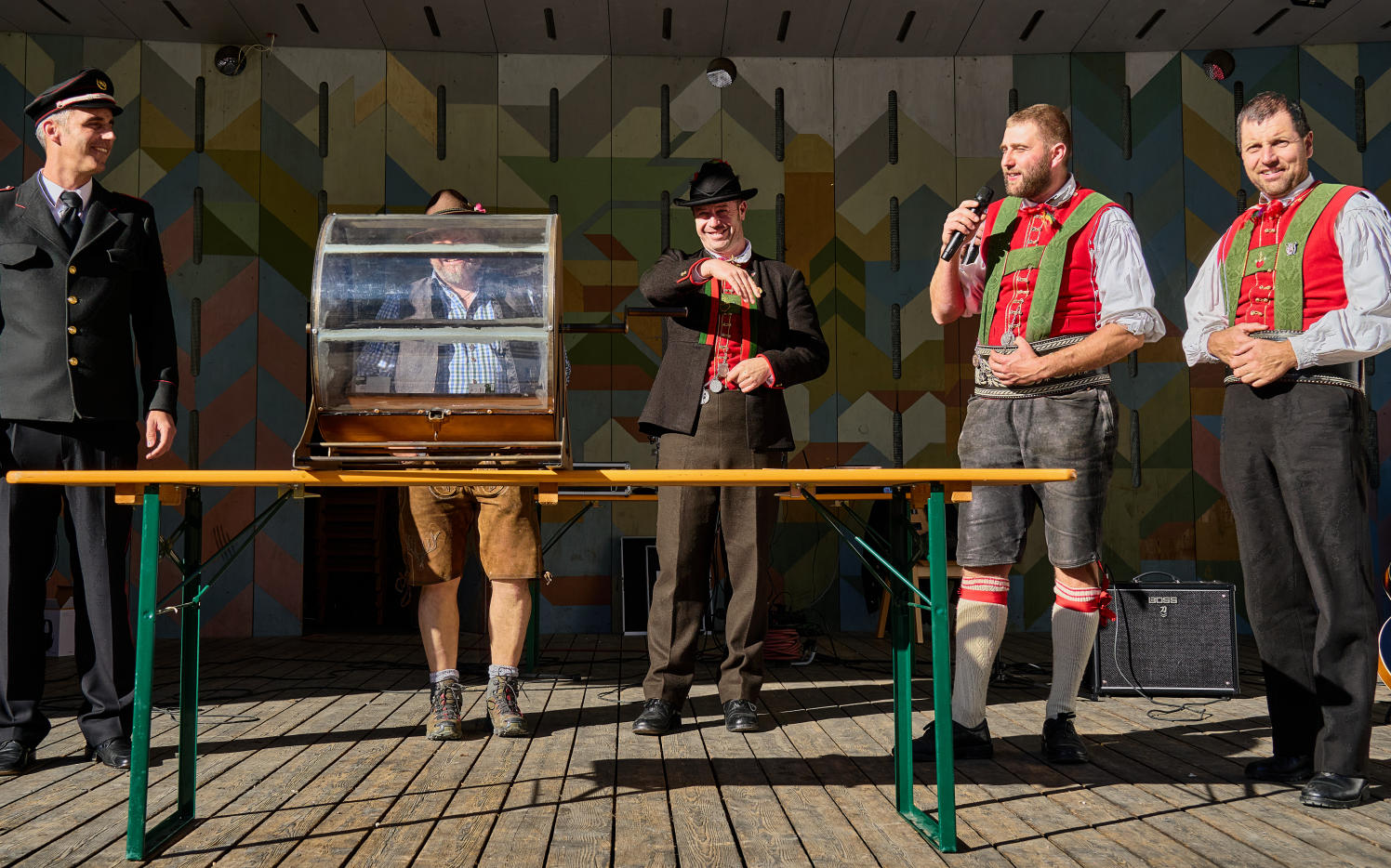 Die Obmänner der Vereine bei der Ziehung: vlnr: Feuerwehrkommandant Roman Pfitscher, Jagdrevierleiter Rudi Santoni, Bürgermeister Robert Tschöll, Schützenhauptmann Patrick Wilhelm, Musikkapellenobmann Michael Pamer