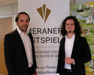 © Meraner Festspiele: Philipp Genetti präsentiert Landesrat Achammer die Spielzeit 2025 der Meraner Festspiele im Gedenkjahr „500 Jahre Tiroler Bauernkriege“.