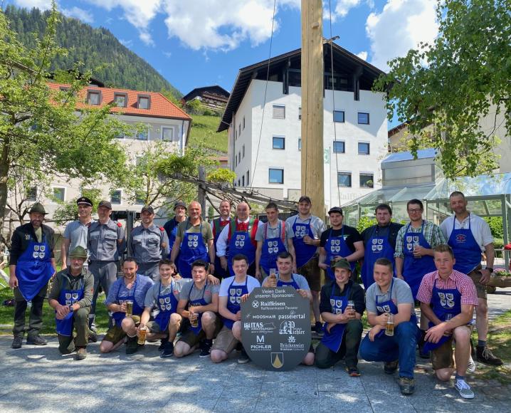 Im Bild: die Maibaumaufsteller Bildrechte: Marie Pixner