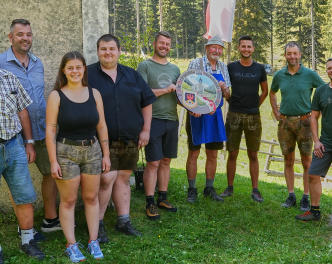 ⓒ Copyrigh - Roman Schenk - Die Kommandantschaft, vlnr: Elt. Reinhard Fauner, Fhr. Magnus Fauner, Kassierin Marie Pixner, Lt. Manuel Pichler, Bürgermeister Robert Tschöll, Fhr. Eberhard Wilhelm, Lt. Fabian Gufler, Fhr. Gregor Fauner, Diakon Thomas Schwarz, Hptm. Patrick Wilhelm