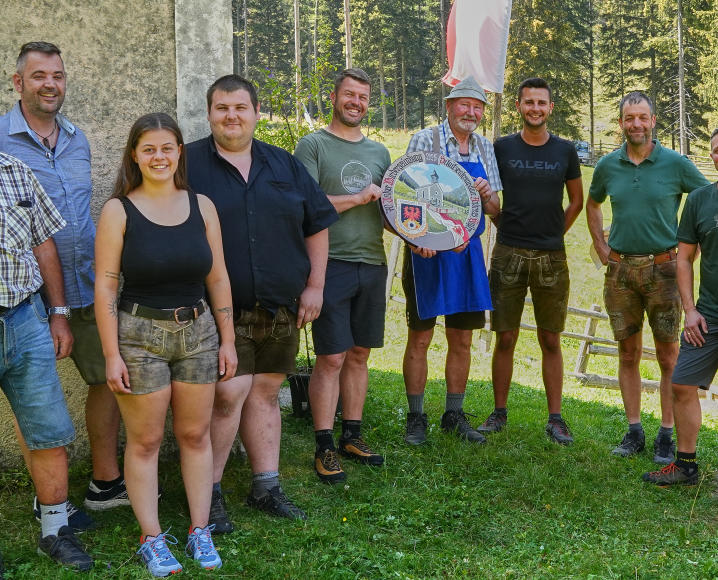 ⓒ Copyrigh - Roman Schenk - Die Kommandantschaft, vlnr: Elt. Reinhard Fauner, Fhr. Magnus Fauner, Kassierin Marie Pixner, Lt. Manuel Pichler, Bürgermeister Robert Tschöll, Fhr. Eberhard Wilhelm, Lt. Fabian Gufler, Fhr. Gregor Fauner, Diakon Thomas Schwarz, Hptm. Patrick Wilhelm